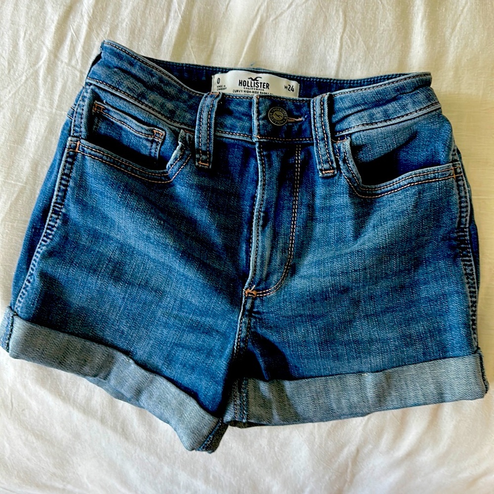 Hollister Curvy High Rise Shorts